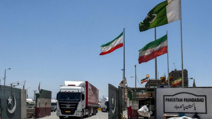 د پاکستان او ایران ترمنځ پاینده باد سرحدي ګذرګاه چیرې چې سوداګریز موټرونه تګ راتګ کوي